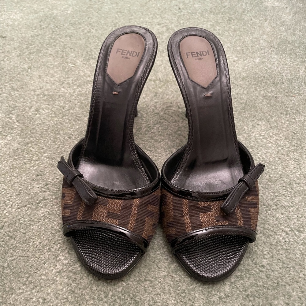 VINTAGE FENDI kitty sandals